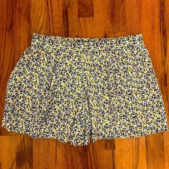 GAP floral pleated elasticized shorts, size M - Picture 2 of 4